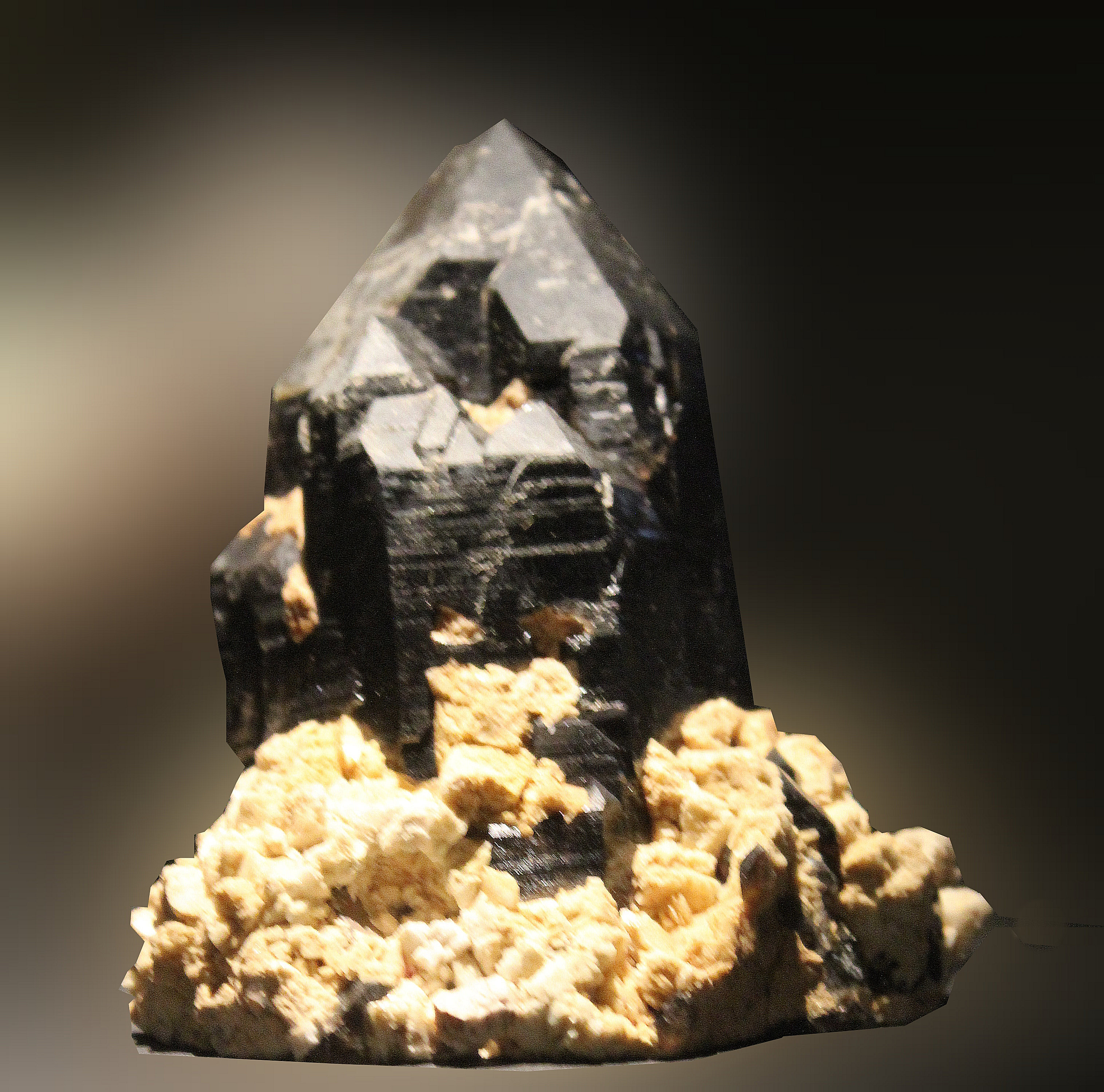 Morion（黑烟晶）与钾长石共生，弗赖贝格博物馆藏