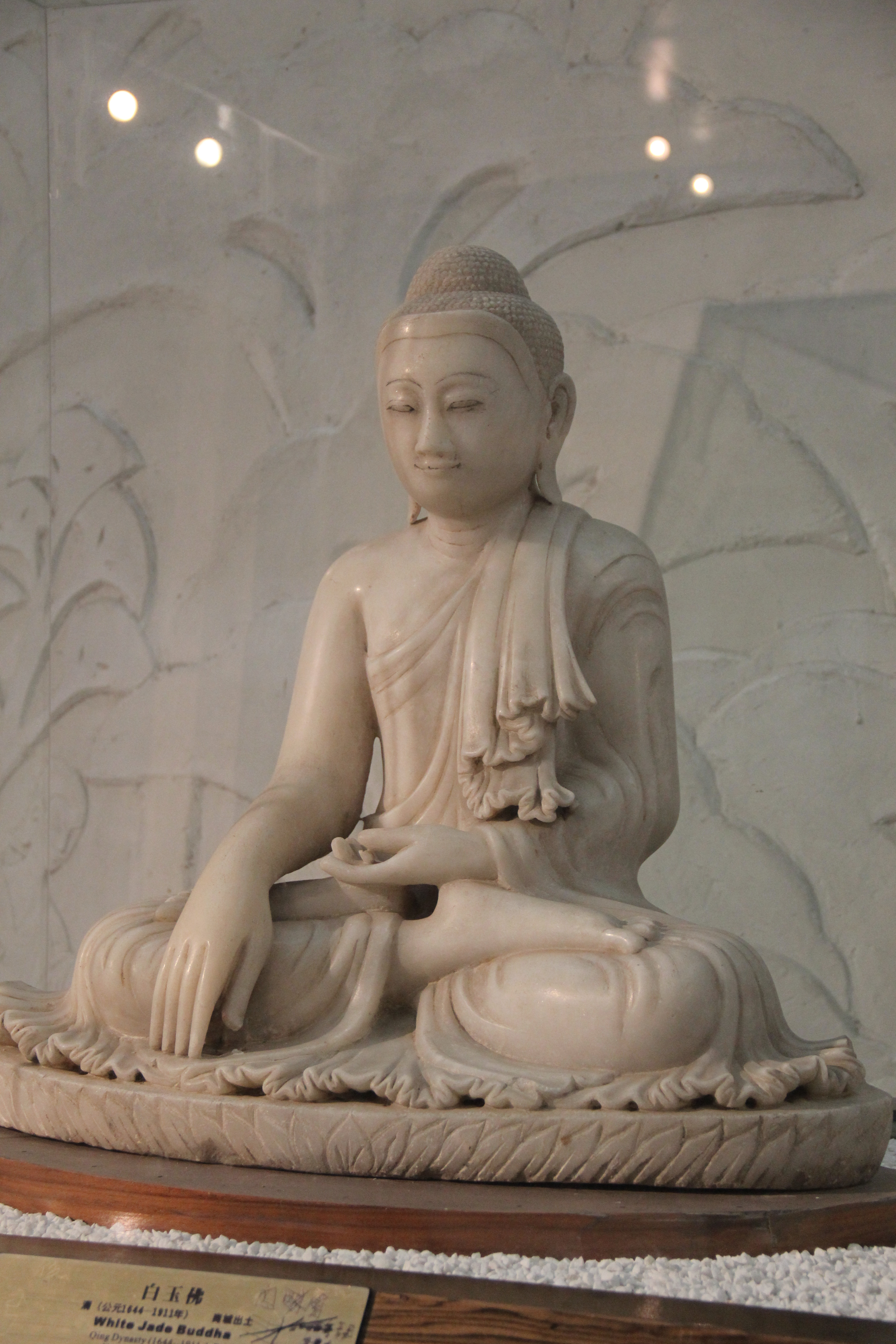 清代白玉佛像（参考白玉雕工与色泽）