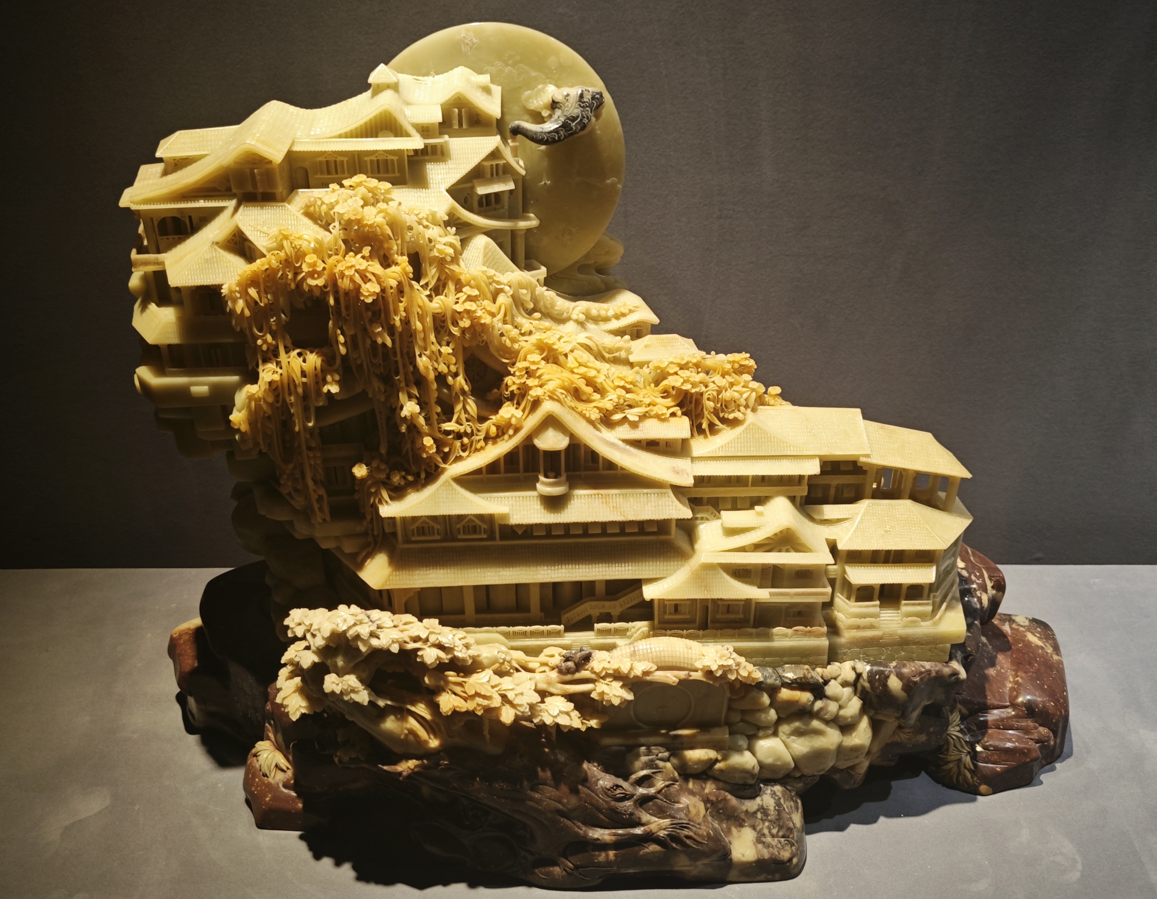 青田石雕《明月有情邀家园》（夏福仁作品，2006）