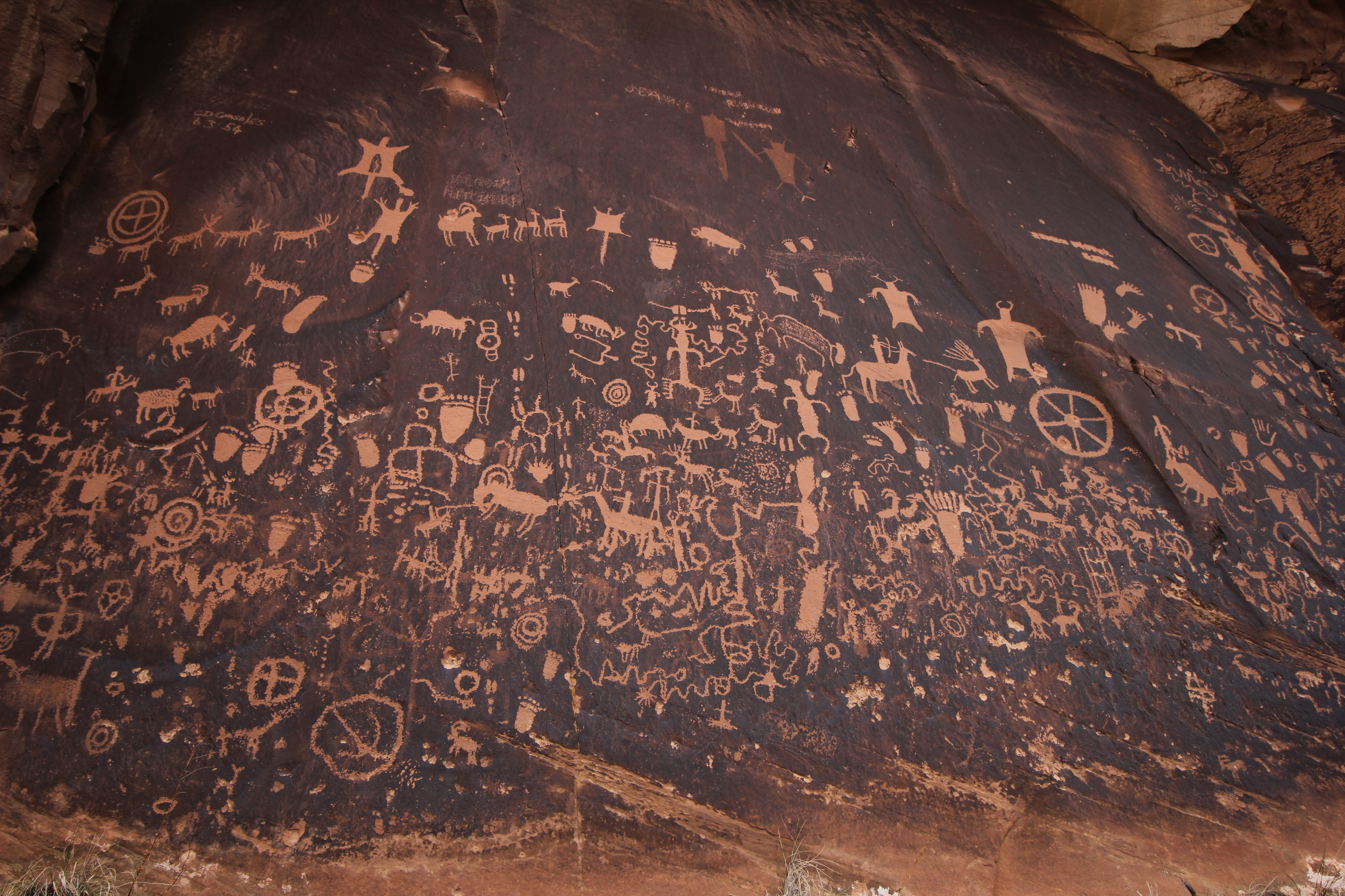 犹他州 Newspaper Rock 沙漠漆+岩画