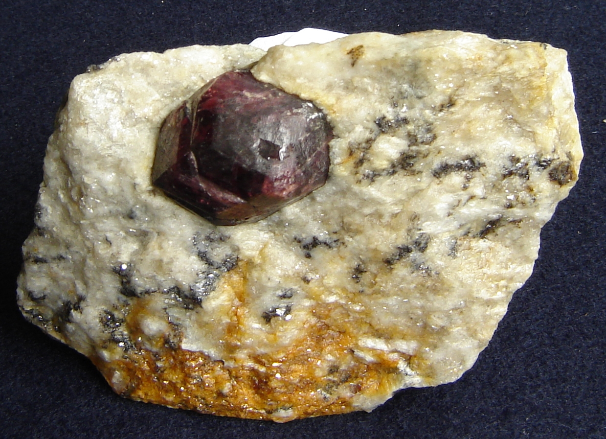 铁铝榴石（Almandine）变质岩晶体