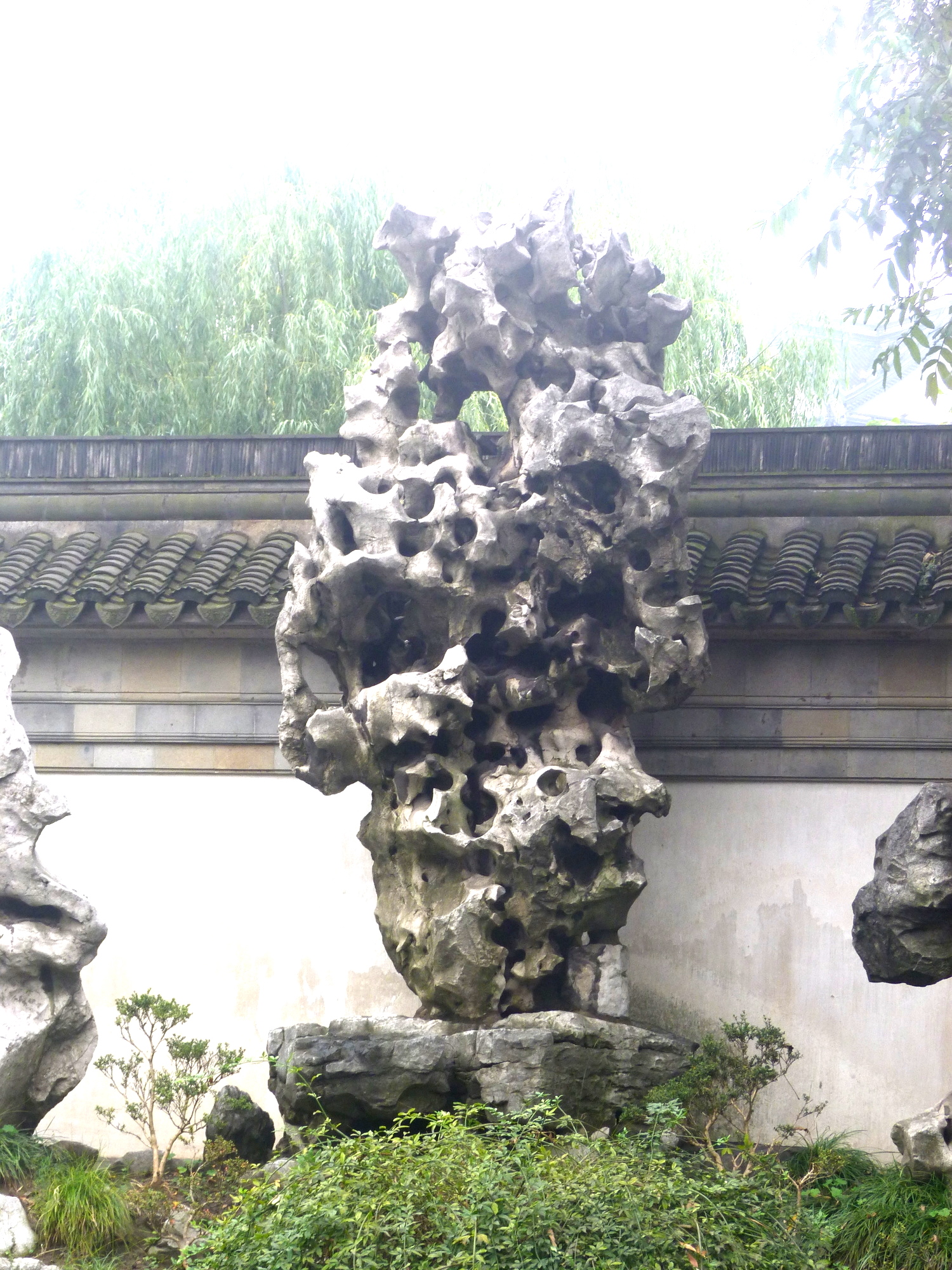 上海豫园'玉玲珑'——江南三大名石之冠，七十二孔皆通