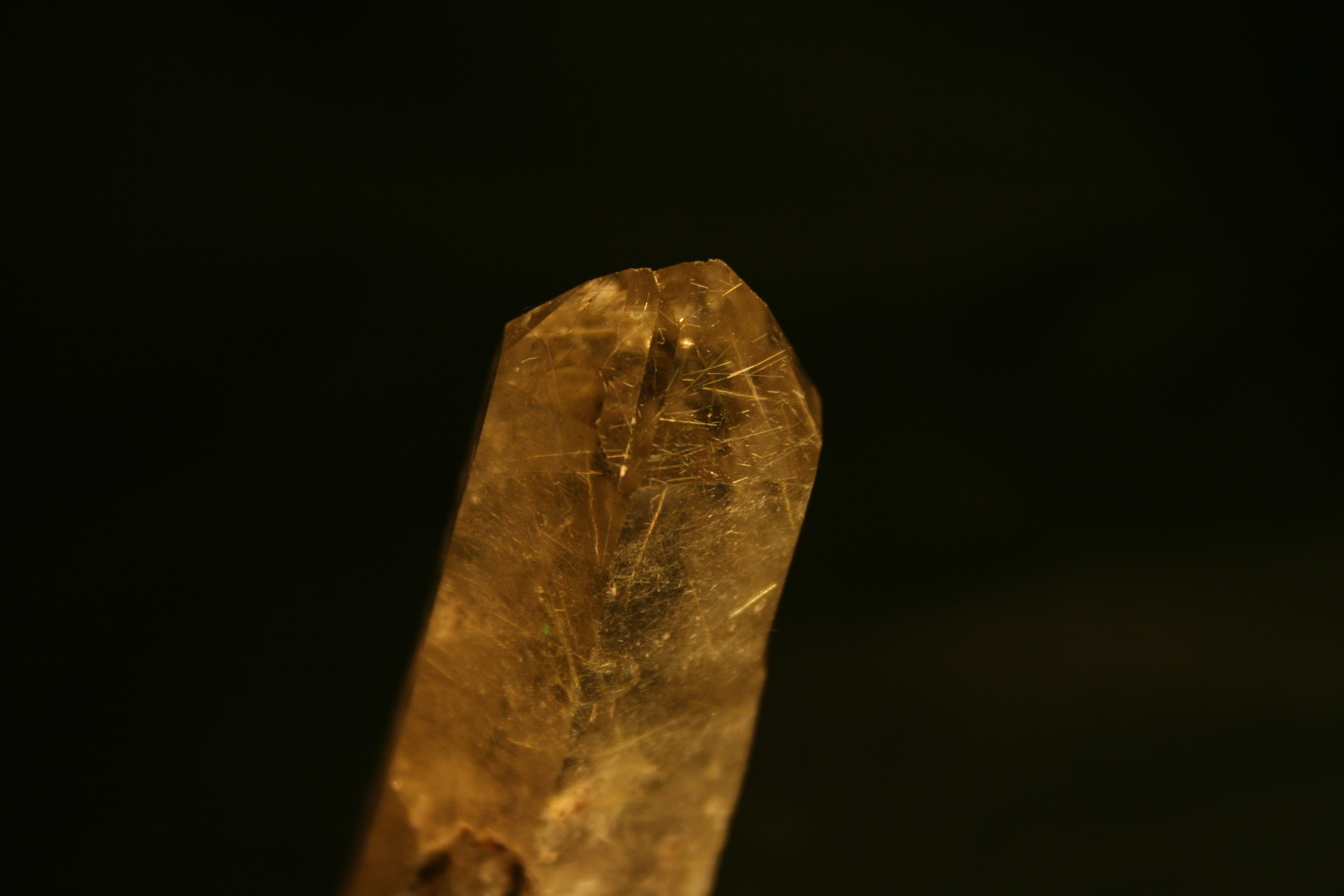 兔毛晶细密红丝包体（10x 放大）